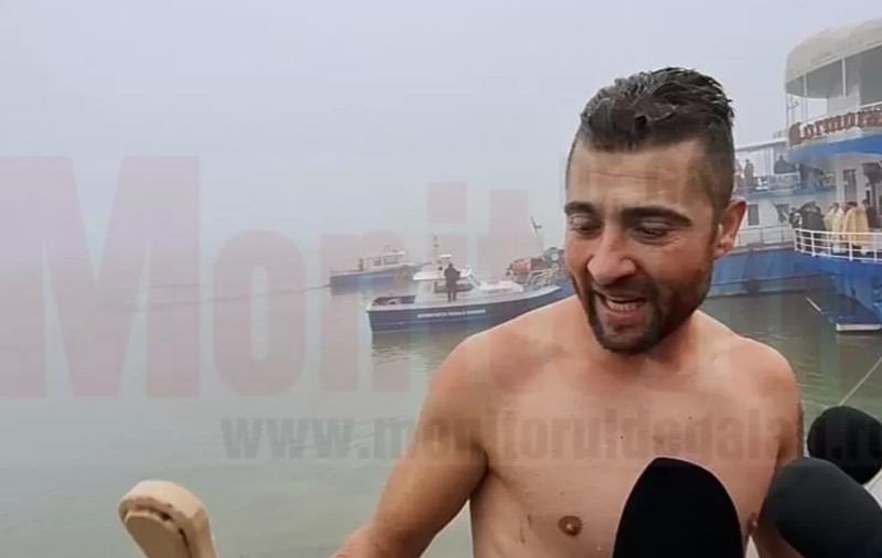 La Galați, un muncitor a prins crucea de Bobotează, după ce s-a aruncat în apele Dunării care aveau doar 4 grade
