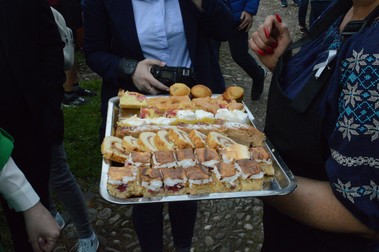Prăjituri și plăcinte făcute de Vecinătatea Femeilor din Saschiz, pentru sărbătoarea dedicată rabarbărului
