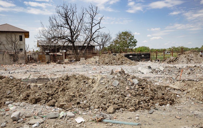 REPORTAJ. La nouă luni de la exploziile din Crevedia, oamenii acceptă posterul primarului pe poartă și oferta de despăgubiri a patronilor stației GPL: „Nu e de-ajuns, dar ce să facem?”