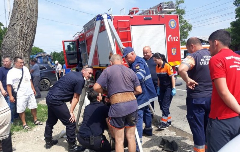 Un bărbat a căzut într-un canal descoperit, în Odobești, Vrancea. Victima a fost scoasă după zeci de minute |FOTO