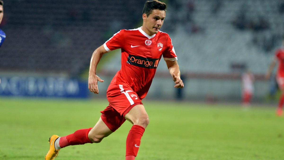 Antun Palic conduce mingea, în timpul unui meci disputat de Dinamo. (FOTO: HEPTA)