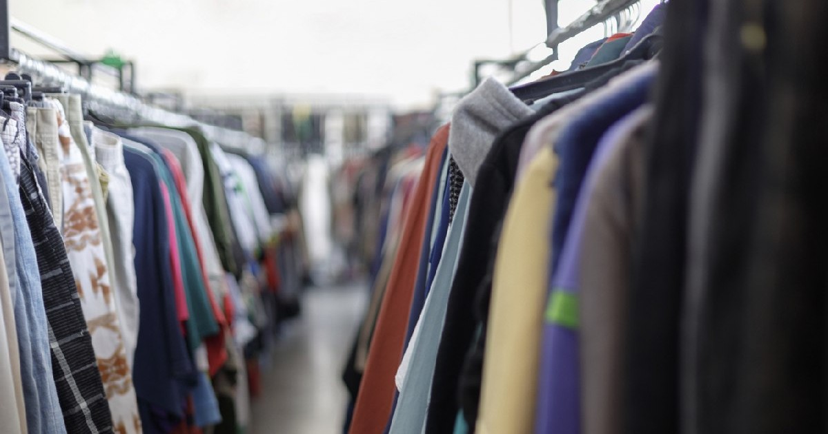 Raft pentru haine second hand și vintage într-un magazin