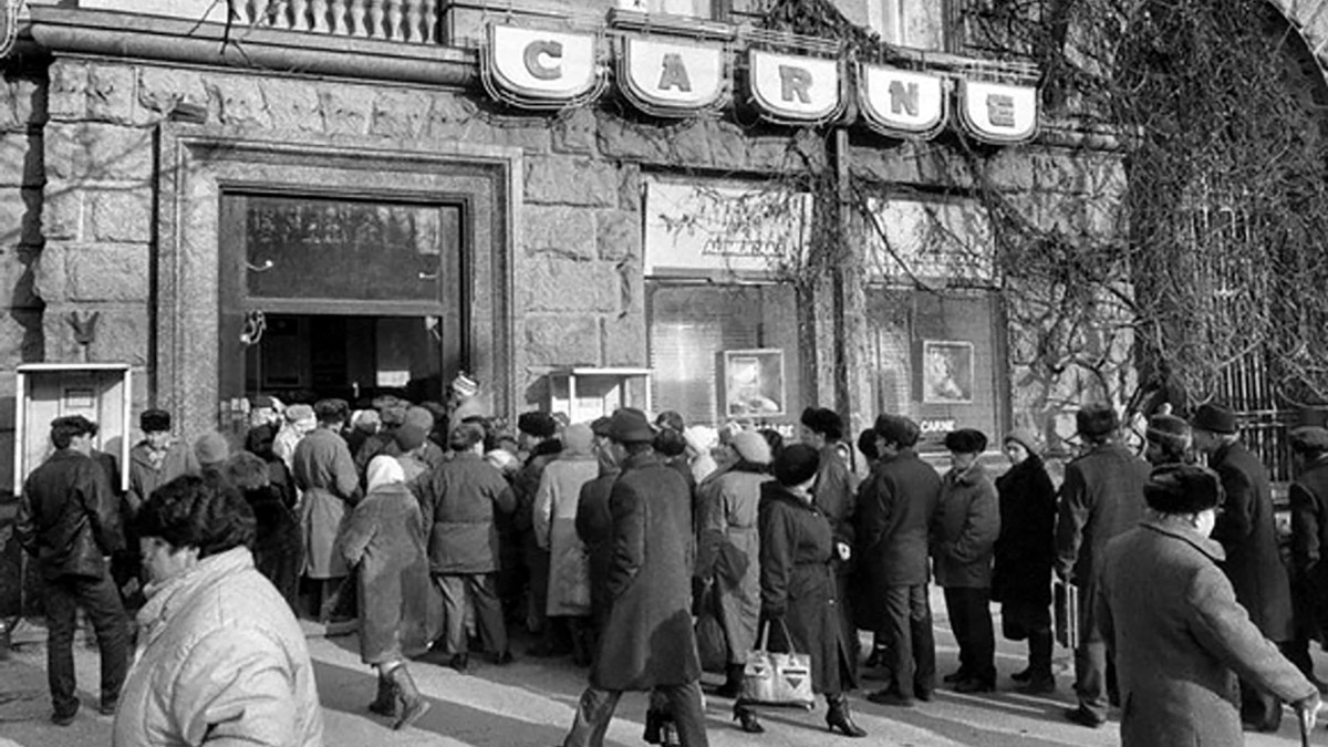 Coada la alimente in comunism