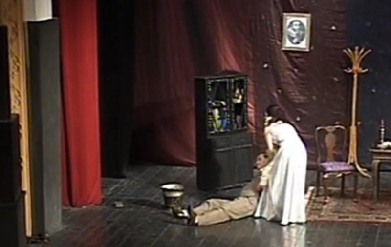 EMOŢII LA TEATRU! UN ACTOR A CĂZUT SECERAT PE SCENĂ! FOTO