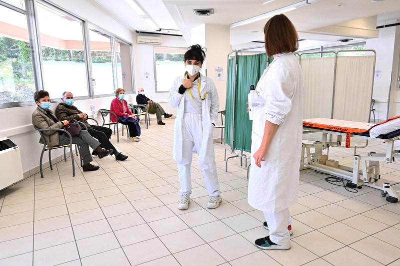Sala în care pacienții sunt supravegheați în singurul spital din San Marino, după ce primesc doza de vaccin Sputnik. Foto: Profimedia Images