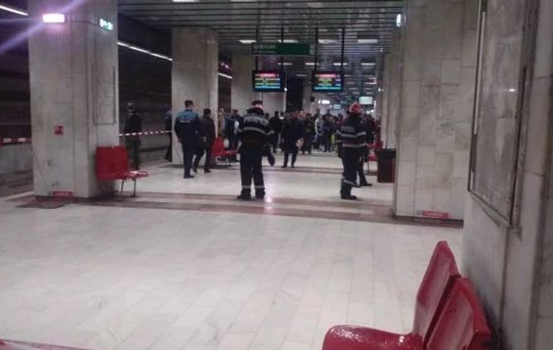 UPDATE / Defecțiunea dintre staţiile Lujerului şi Gorjului a fost remediată. Se circulă normal pe Magistrala 3