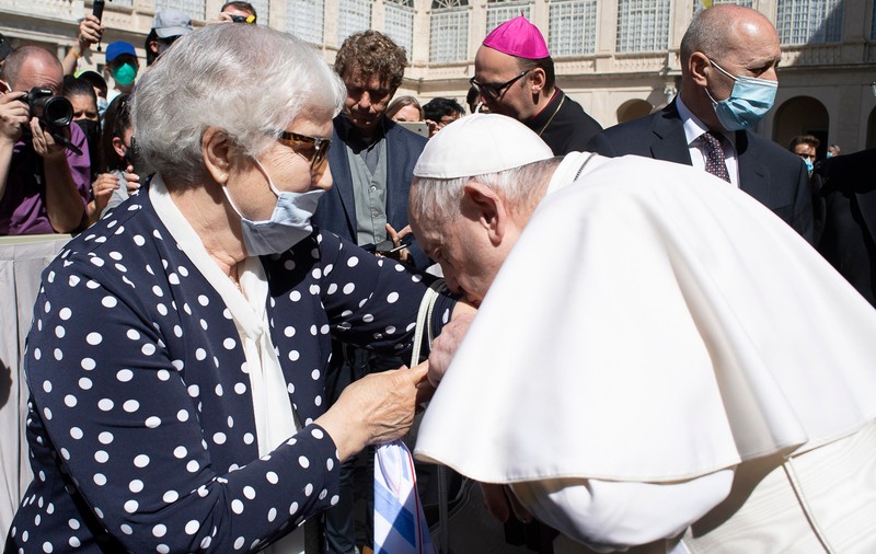 Papa Francisc a sărutat brațul unei supraviețuitoare de la Auschwitz, pe care avea tatuat numărul din lagăr