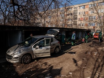 Proprietarii încearcă să-şi înghesuie în maşini obiectele din garaj