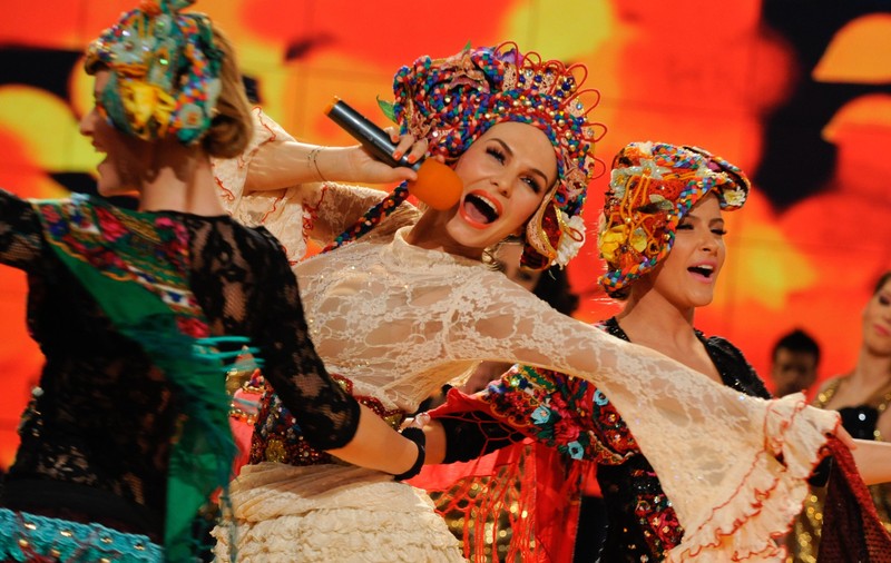 Anna Lesko a-nvățat să coasă la cooperativa mamei sale. Azi, lucrează cot la cot cu designerul pentru costumele ei de scenă