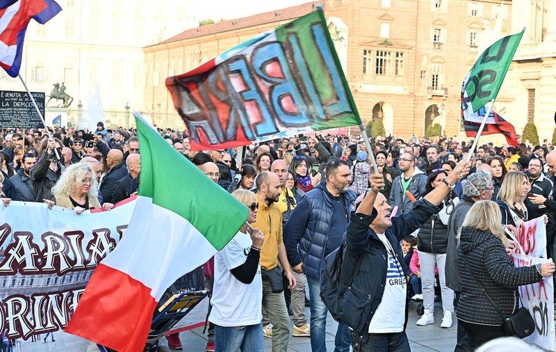 6% dintre italieni cred că nu există COVID. Tot atâția, că Pământul este plat