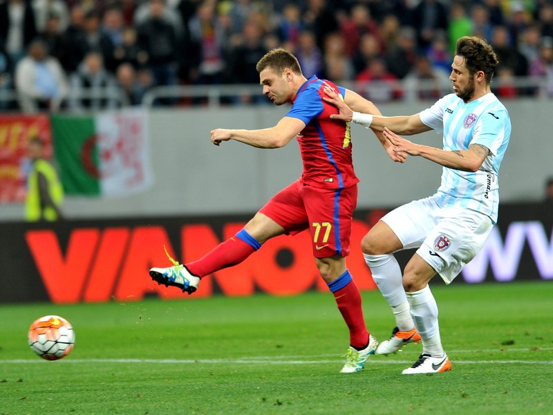 Adrian Popa marchează un gol de lângă Costa. Foto: Hepta