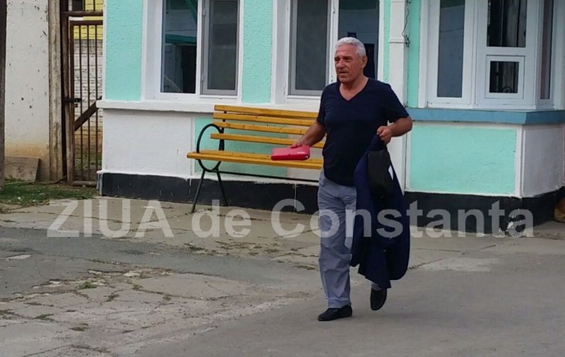 Giovani Becali nu s-a schimbat deloc în pușcărie. Imagini inedite cu fostul impresar, eliberat miercuri. Party cu mici și bere