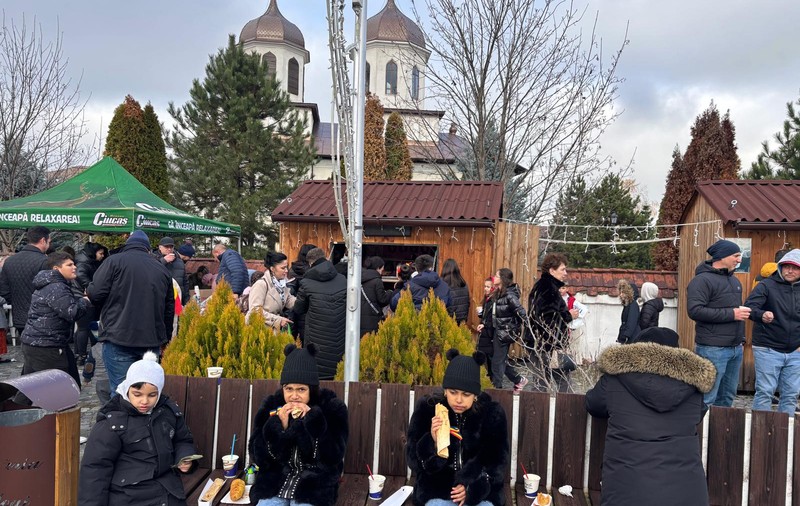 De Ziua Națională, la Potlogi, Dâmbovița, copiii au dat fasolea cu ciolan pe hotdog. „Nu vă luați după venetici”
