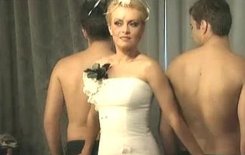 Video | Simona Gherghe, în rochie de mireasă. Urmează nunta?