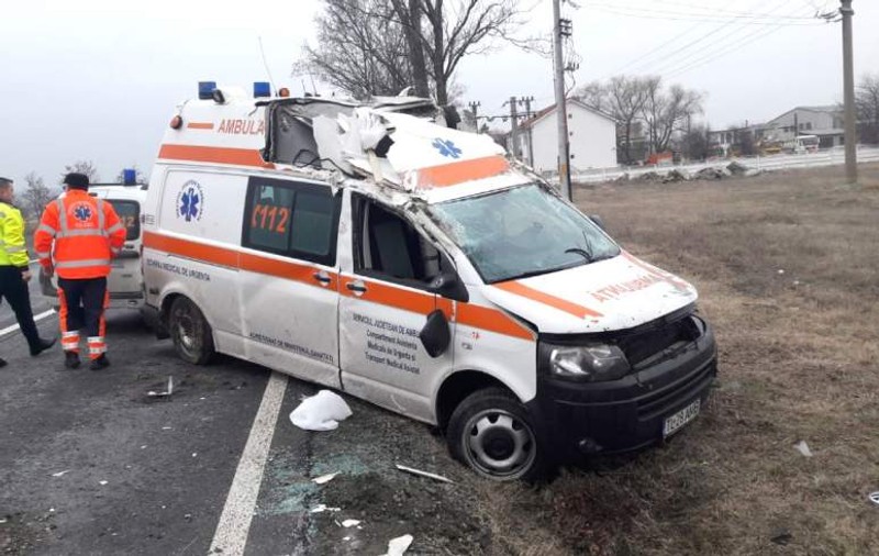 O ambulanţă din Tulcea s-a răsturnat pe şosea. Asistenta a avut nevoie de intervenția medicilor