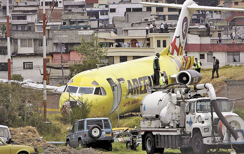 Avionul, aproape intact după ce s-a prăbuşit