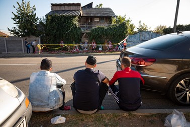 Trei tineri au oprit mașina în fața casei lui Dincă și mâncau shaorma așezați pe trotuar