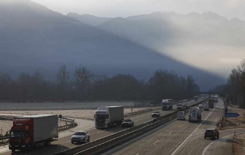 Sute de șoferi de TIR au fost urmăriți cu drona, pe o autostradă, timp de cinci ore. Ce au vrut să vadă polițiștii germani care au filmat