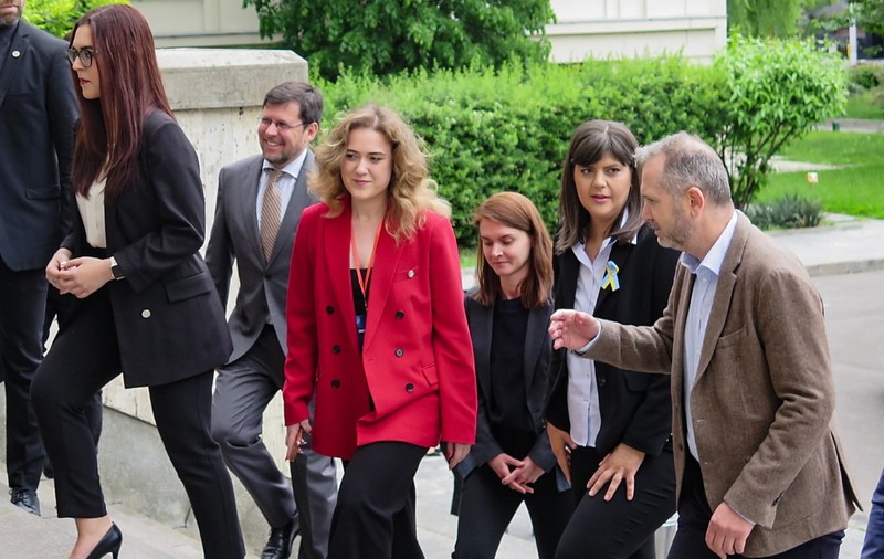 Șefa Parchetului European, Codruţa Kövesi, s-a întâlnit cu studenții bucureșteni. Nu a vrut presă în sală. „Noi, cei care ne dorim o țară curată, suntem mulți. Haideți să nu ne plângem, haideți să luptăm!”