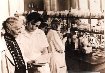 Elisa Leonida Zamfirescu, în laborator investigând rezultatele experimentelor în 1956 | FOTO: europeana.eu