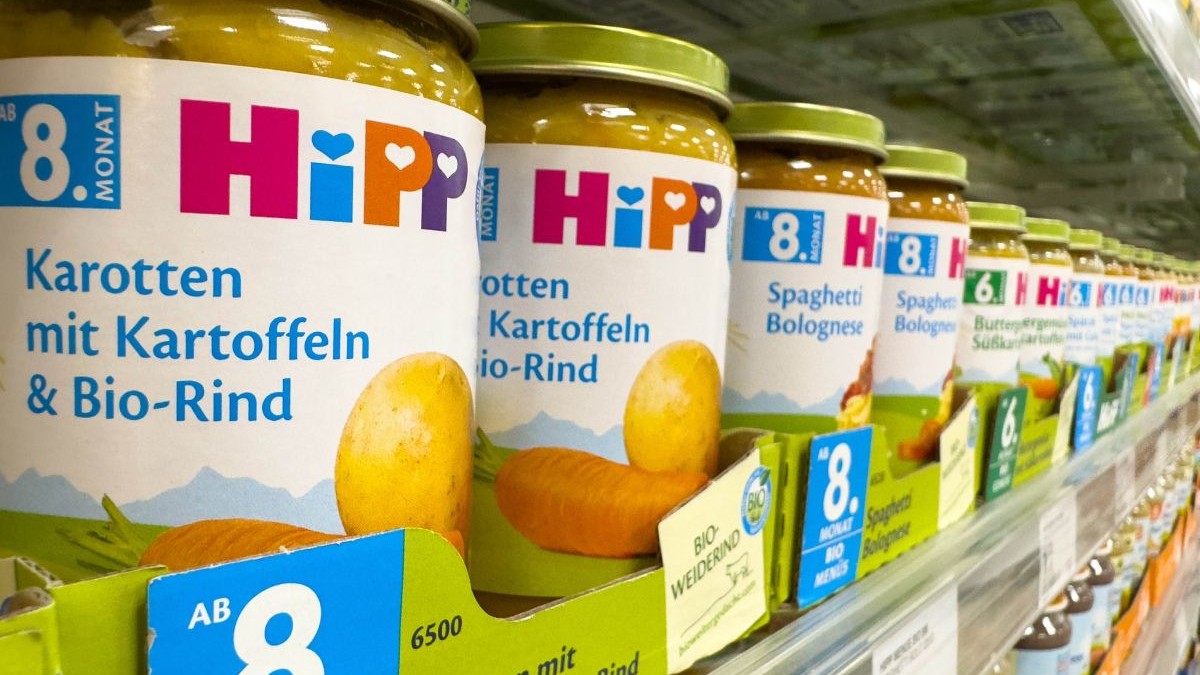 Borcane Hipp cu mâncare pentru bebeluși, piure de morcovi și cartofi, așezate pe raft, într-un supermarket din Austria