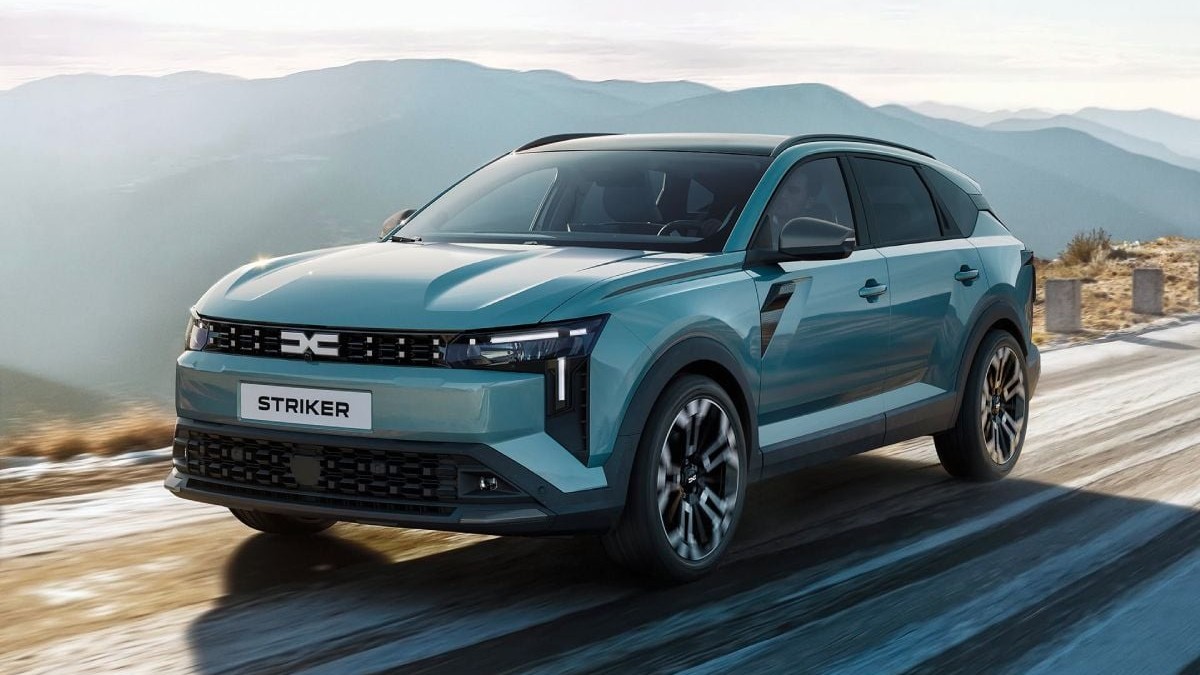 Dacia Striker 2026, de culoare albastru deschis, pe o șosea, aflată în mers, cu soarele pe fundal
