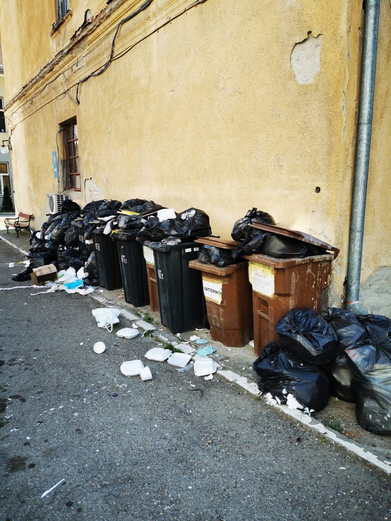 Tomberoanele sunt depășite de mulțimea gunoaielor