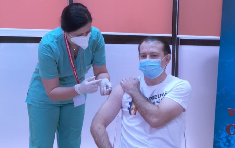 VIDEO | Premierul Cîțu s-a vaccinat anti-COVID. A venit cu un tricou inscripționat „Împreună învingem pandemia”