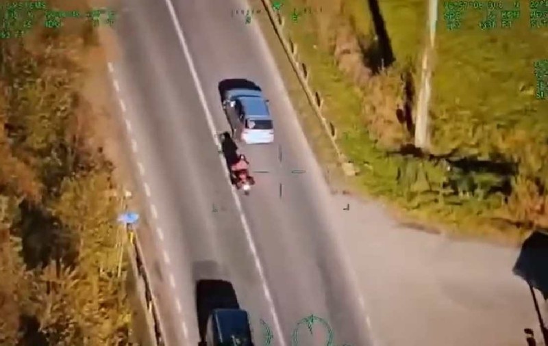 Un motociclist filmat din elicopter a rămas fără permis 780 de zile și a luat o amendă de 16.000 de lei pentru 13 greșeli flagrante