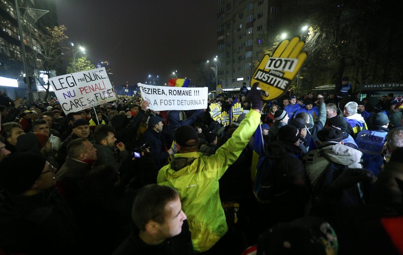 „Nu plecăm din Piața Victoriei”. Reacții după ce Primăria a interzis manifestațiile în decembrie