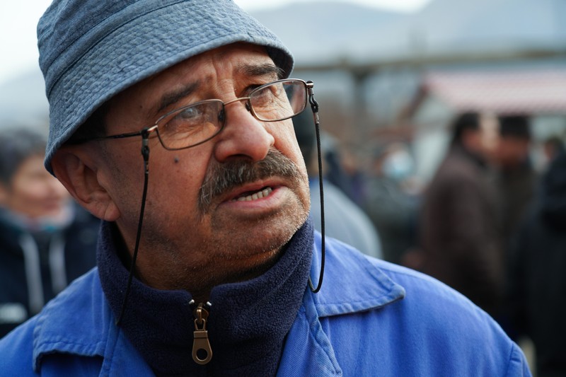 Domnul Ciumar este singurul șlefuitor al Fabricii de Arme. Se pensionează în jumătate de an, iar după el nu mai vine nimeni. Pierderea personalului calificat este o altă problemă care-i revoltă pe muncitorii de la Cugir