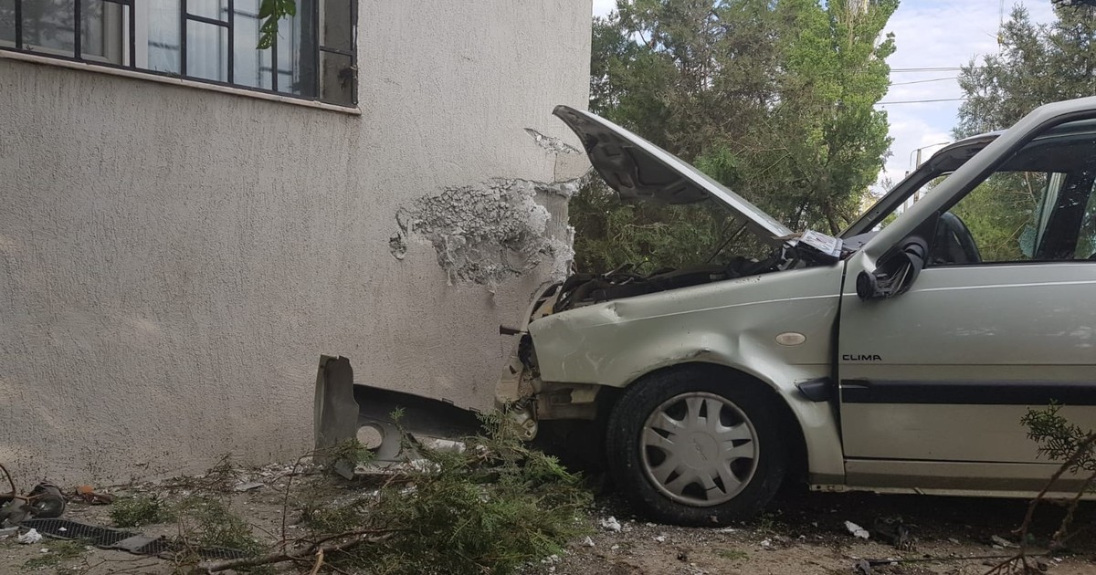 Un bărbat care s-a urcat beat la volan a intrat cu mașina într-un bloc din Constanța