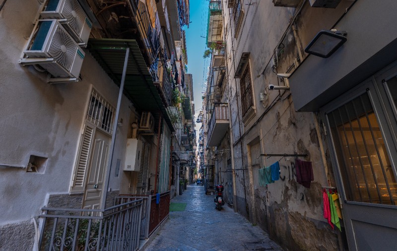 O badantă din Italia a rămas fără portofelul cu 200 de euro și acte când a fost abordată de un bărbat pe o stradă întunecată de lângă casă 