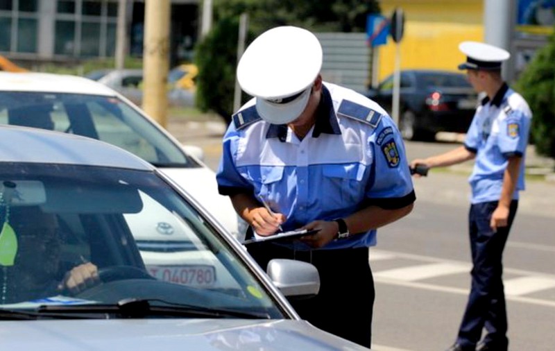 Polițist agresat de două femei la Vaslui, după un control de rutină în trafic. Trei persoane au fost arestate