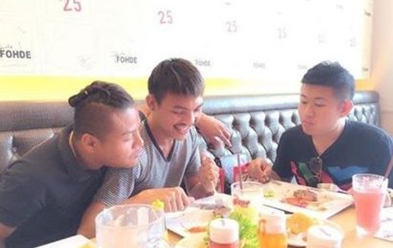 Mare ți-e grădina, Doamne! Trei BĂRBAȚI s-au CĂSĂTORIT ÎNTRE EI în THAILANDA