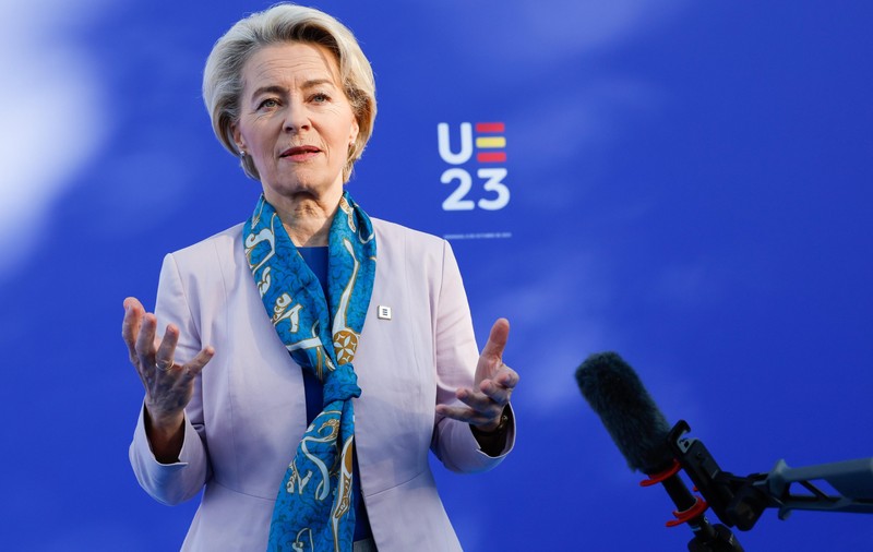 O eşarfă aparent banală s-a epuizat din magazinul de suveniruri de la Alhambra, Spania, după ce Ursula von der Leyen a primit un cadou neașteptat