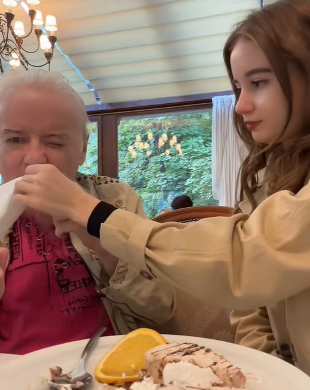 Irinel Columbeanu, la restaurant cu fiica Irina. Ea i-a tăiat friptura și l-a șters la gură, iar el a reacționat: „Viața e frumoasă”