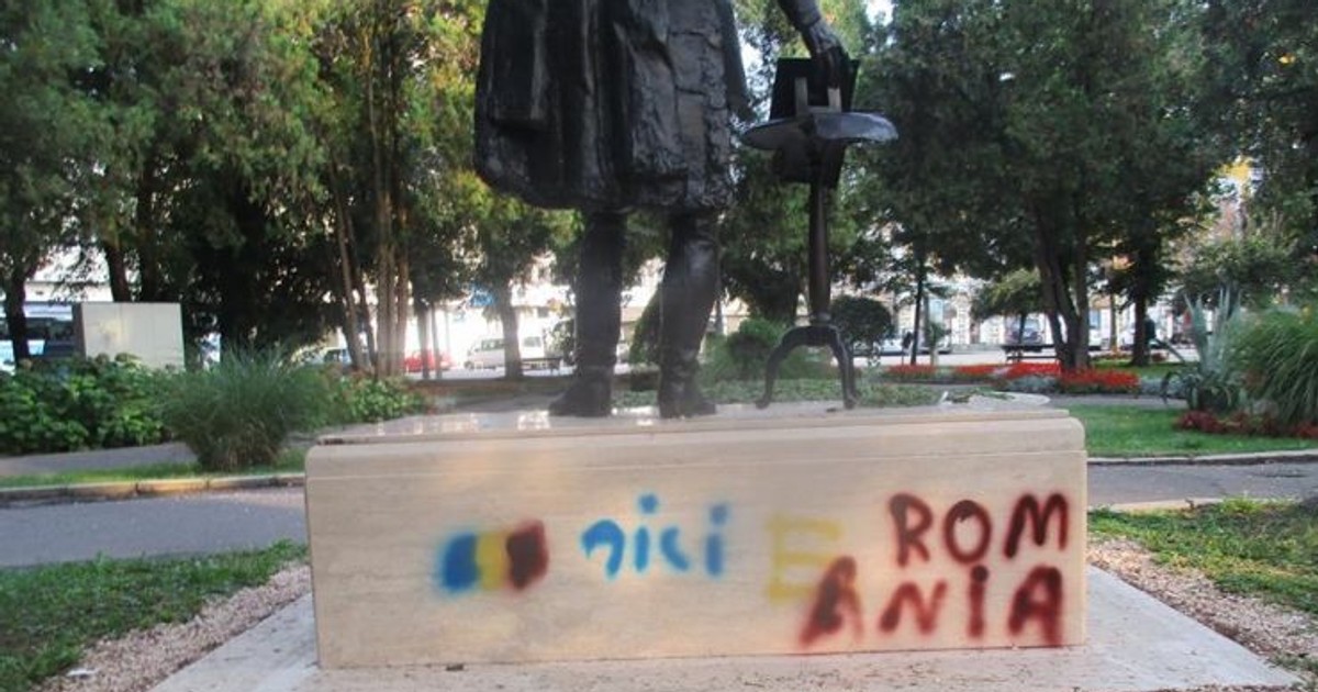 Statuia unui politician maghiar a fost vandalizată, la Satu Mare. "Aici e România"