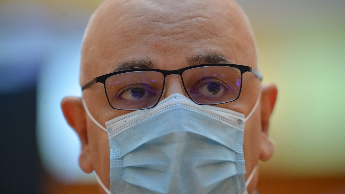 Raed Arafat a comparat o persoană care refuză să poarte masca la vot cu una cu care intră în secție cu ”arma la vedere”
