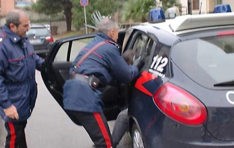 Un român s-a bătut la Roma cu 4 poliţişti. Doi dintre ei au fost înjunghiați cu o şurubelniţă