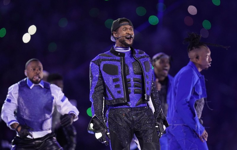 Usher a făcut spectacol cu hiturile sale în pauza Super Bowl 2024. Invitații-surpriză din timpul show-ului | VIDEO