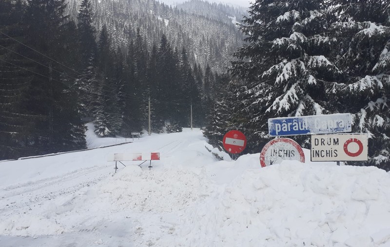 Ce riscă șoferii care au mers cu mașinile la cabana Capra, lovită de avalanșă. Drumul era închis circulației de mai bine de trei luni