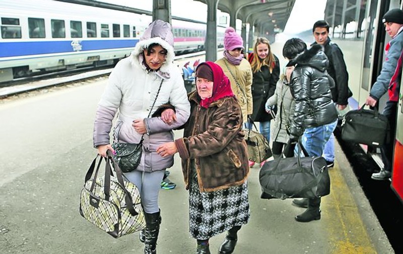 Au dârdâit 8 ore în vagoane
