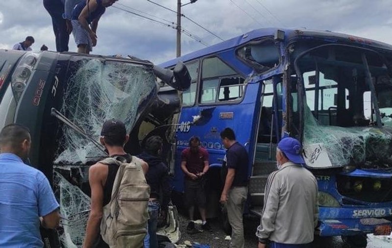 Cel puțin doi olandezi au murit și 12 au fost răniți în Ecuador, după un accident în care au fost implicate două autobuze
