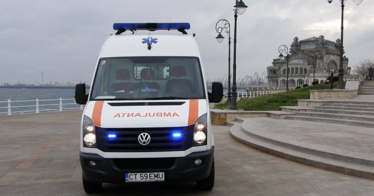 O ambulanță cu număr de Constanța, iar în spate se vede cazinoul