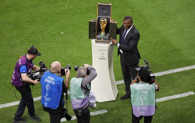 Fostul mare internațional francez Marcel Desailly a adus trofeul care va reveni câștigătoarei