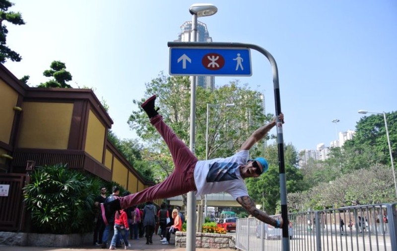 Nu-i o secvență din filme cu karate! Uite în ce poziție poate să stea mai nou Alex Velea! FOTO