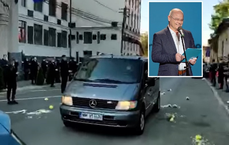 Ultimele aplauze și flori, în fața școlii, pentru Vasile Mih, directorul de liceu din Sighetu Marmației răpus de coronavirus / VIDEO
