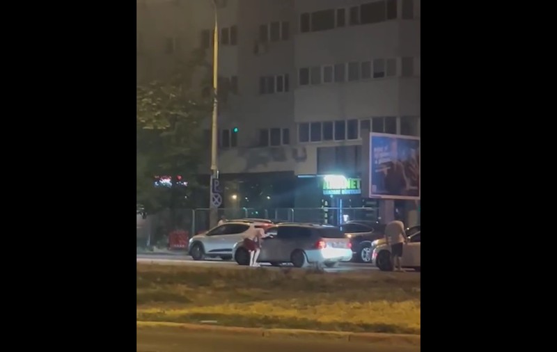 Anchetă a Poliţiei Capitalei, după ce doi bărbaţi lovesc şoferul unei maşini care stă în coloană. „Te omor!”, strigă unul în timp ce sparge geamul