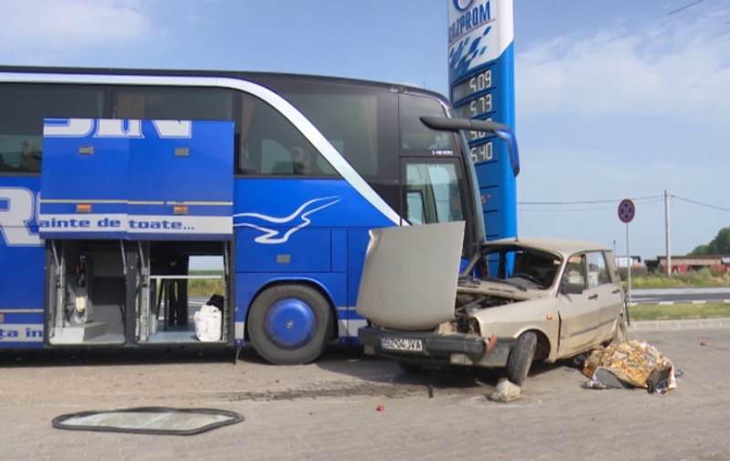 Accident mortal pe E85! O mașină s-a izbit de un autocar plin cu turiști